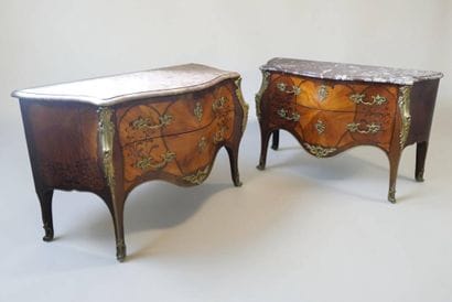 Deux commodes de style Louis XV formant pendant...