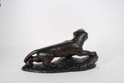 JAPON, période Meiji
Tigre sur un rocher
Bronze...