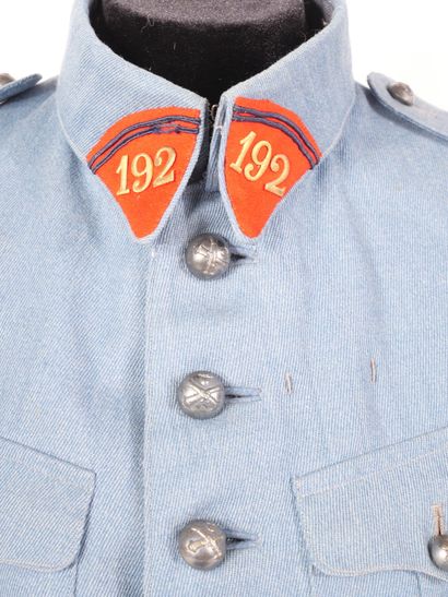 Uniforme d'officier du 192e régiment d'artillerie.
Ensemble...
