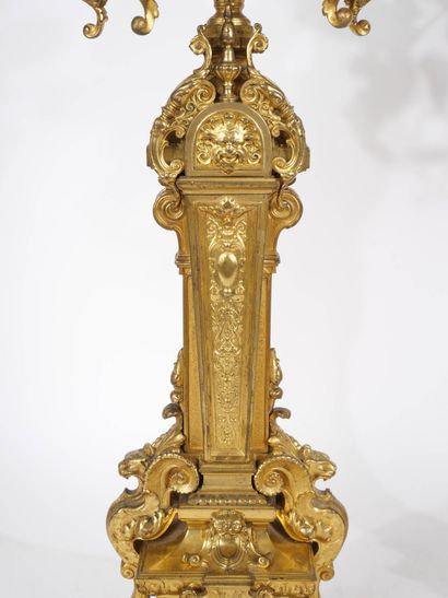 Paire de candélabres en bronze ciselé et...
