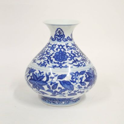 CHINE - XXe siècle
Vase à panse basse et...
