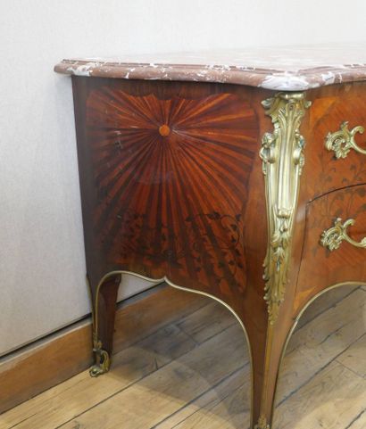 Deux commodes de style Louis XV formant pendant...