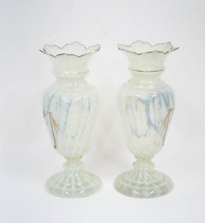 Paire de vases en opaline à décor d'un bouquet...