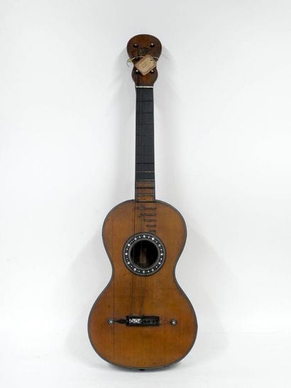 Guitare française du XIXe siècle
Portant...