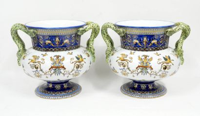 Gien
Paire de vases en faïence de forme Médicis...