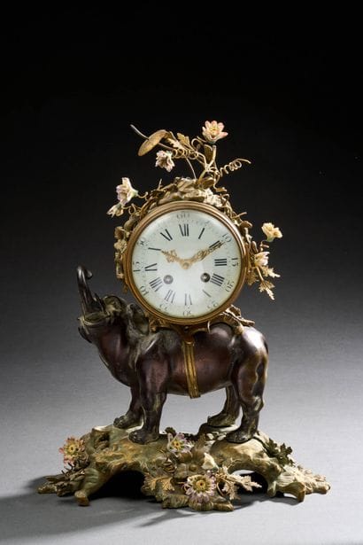 Pendule à l'éléphant porteur en bronze à...