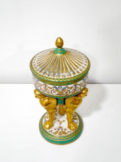 Brûle-parfum en porcelaine de Paris en forme...