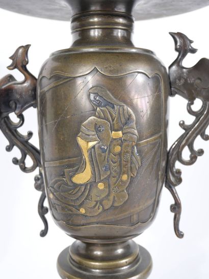 JAPON, XIXe siècle
Paire de bougeoirs en...