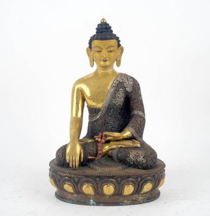 CHINE, XXe siècle
Bouddha en bronze à patines...