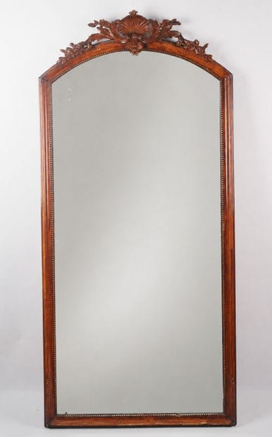 Miroir mural en bois et stuc patiné à l'imitation...