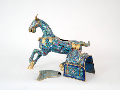 CHINE, XXe siècle.
Cheval en laiton et émaux...