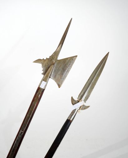 Ensemble de deux armes d'hast de style.
Comprenant...
