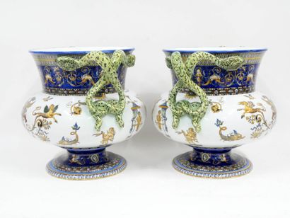 Gien
Paire de vases en faïence de forme Médicis...
