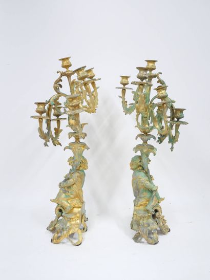 Paire de candélabres en bronze doré figurant...