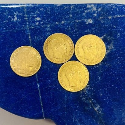 Lot de quatre pièces en or (900) de 10 Francs...