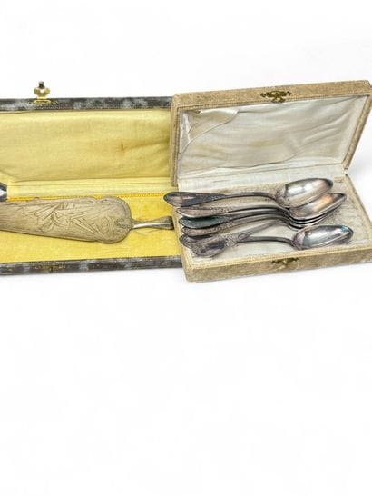 Set of silver plated cutlery including:
-...