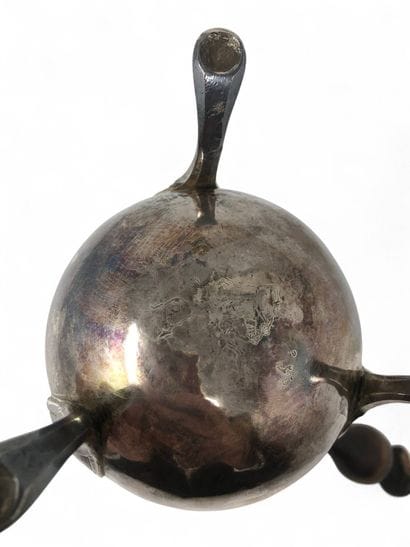 Tripod silver chocolate pot (950) with fluted-decorated...