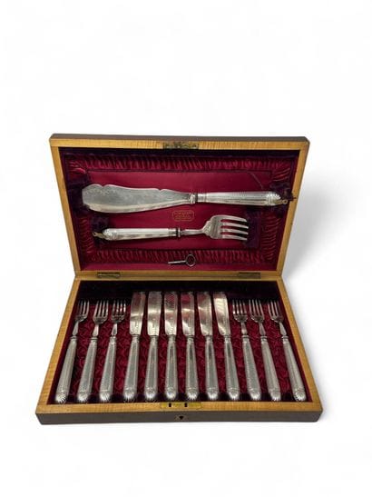 MARTIN HALL & Co
Silver plated fish serving...