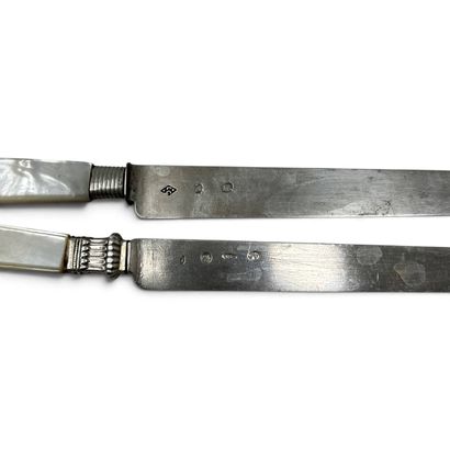 A set of knives with mother-of-pearl handles...