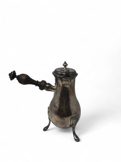 Tripod silver chocolate pot (950) with fluted-decorated...