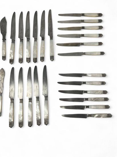 Set of table knives with mother-of-pearl...