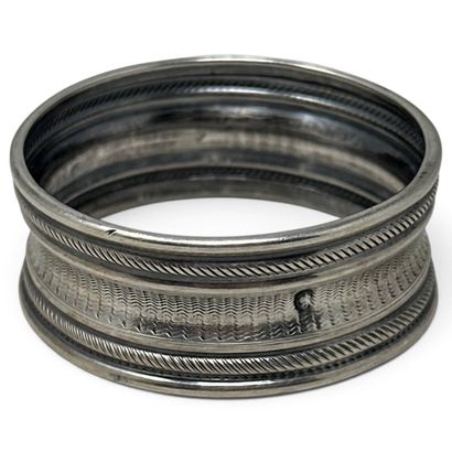 Silver napkin ring (800 min.) with a guilloché...