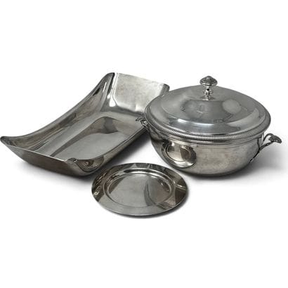 Silver plated set:
- a vegetable dish, with...