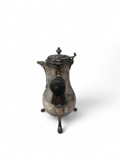 Tripod silver chocolate pot (950) with fluted-decorated...