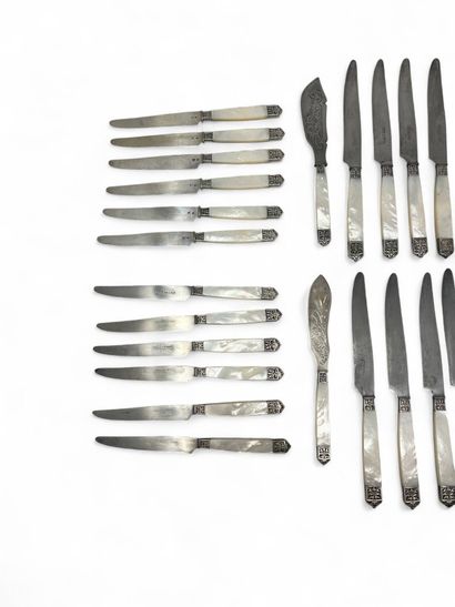 Set of table knives with mother-of-pearl...