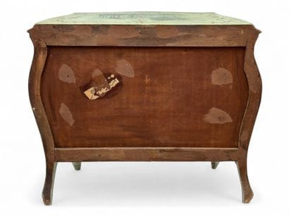 Commode galbée en bois laqué vert à décor...
