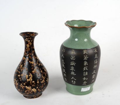 CHINE, XXe siècle 
Vase balustre en faïence...