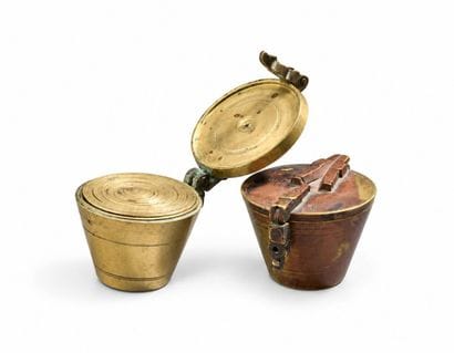 Deux piles de poids en bronze de 1 livre...