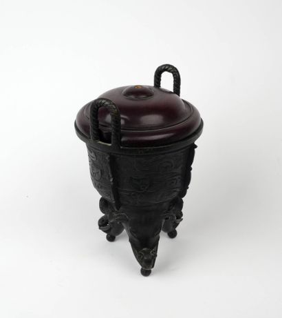 CHINE - XIXe siècle
Brûle-parfum en bronze...