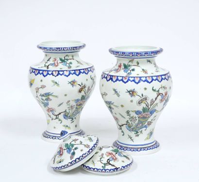 GIEN
Paire de vases couverts de forme balustre...