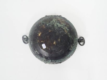 CHINE, XXe
Bol de style archaïque en bronze...