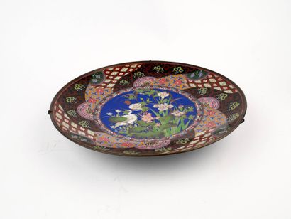 Plat rond en cuivre à décor en émaux cloisonnés...