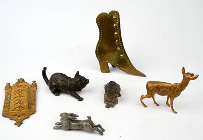 Ensemble de six petits sujets et éléments...