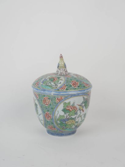 CHINE, XXe siècle
Coupe couverte en porcelaine...