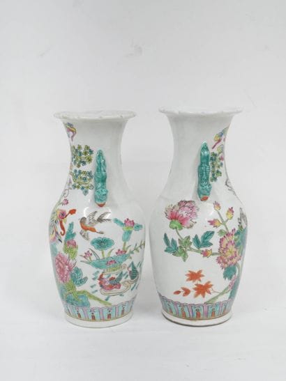 Chine moderne.
Paire de vases en porcelaine...