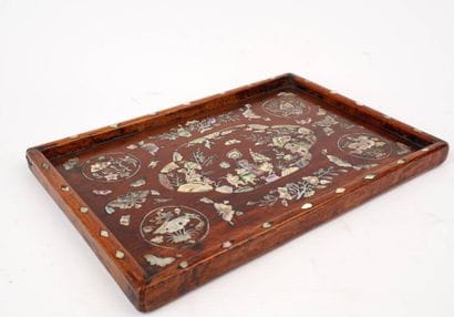 Plateau rectangulaire en marqueterie de nacre...