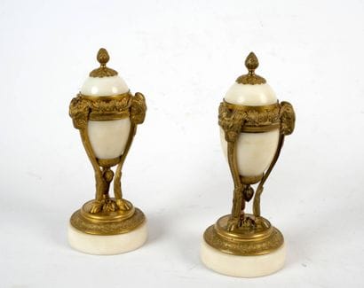 Paire de cassolettes formant chandelier,...