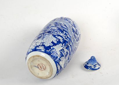 CHINE, XXe siècle
Grand vase couvert en porcelaine...