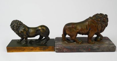 Lot de deux lions en bronze à patine brune...
