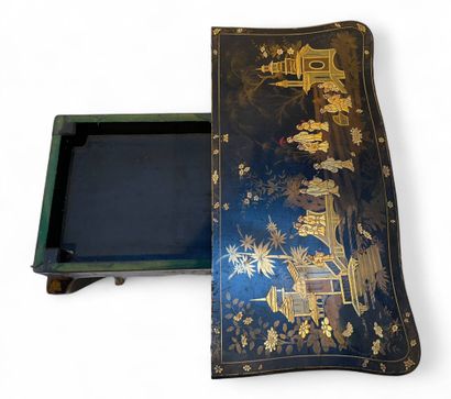 Table à jeux en bois laqué noir à décor doré...