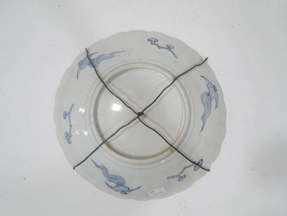 JAPON, IMARI 
Grand plat en céramique polychrome...