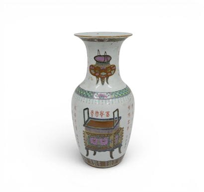 Vase balustre en porcelaine et émaux polychromes...