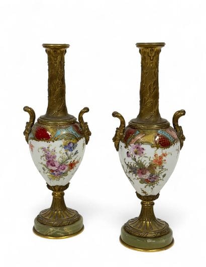 Paire de vases ovoïdes en porcelaine, à décor...