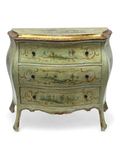 Commode galbée en bois laqué vert à décor...
