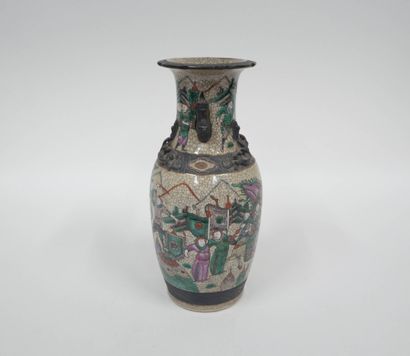 CHINE, XXe, NANKIN
Vase en faïence à décor...