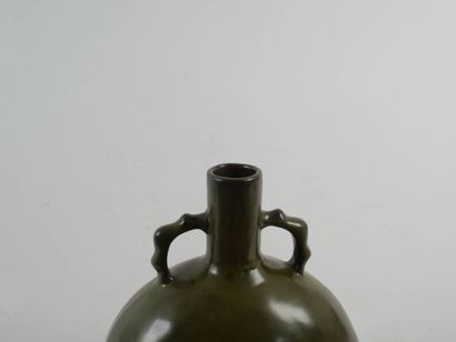 CHINE, XXe
Vase en céramique verte émaillée...